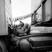 Franz Meersdonk (Manfred Krug) gerät unter Verdacht einen Lastwagen gestohlen zu haben. (Rüdiger Kirschstein, re.).