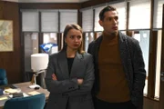 Lucie (Julia Wiedemann) setzt ihre letzte Hoffnung auf den Erhalt des Zentrums in Simone. Rechts Deniz (Igor Dolgatschew) +++ Die Verwendung des sendungsbezogenen Materials ist nur mit dem Hinweis und Verlinkung auf RTL+ gestattet.