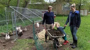 Unsere eigene Farm Selbstversorgen lernen Seit 2019 bauen sich Michael und Sara Niedrig mit Sohn Max ein Leben als Selbstversorger auf.