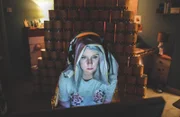Meg (Alexa Davies) macht jetzt einen Livestream. Der Kissenbezug auf ihrem Kopf soll sie immun gegen Verehrer machen.