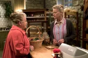 Leni (Heidi Vogel-Reinsch, li.) entschuldigt sich bei Johanna (Ursula Cantieni).