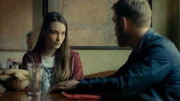 Alina Lazariuc (Anda Sârbei) erzählt Ewert Grens (Leonard Terfelt) die Details über seinen Kollegen, welcher in den Mädchenhandel verstrickt ist.
