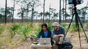 Geophysiker vermessen ein Waldgebiet; PHOENIX 24 STUNDEN ERDE, 'Naturgewalt Mensch'.