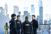Pictured (L-R): Katherine Renee Kane als Special Agent Tiffany Wallace, John Boyd als Special Agent Stuart Scola, und Dylan McDermott als Supervisory Special Agent Remy Scott.