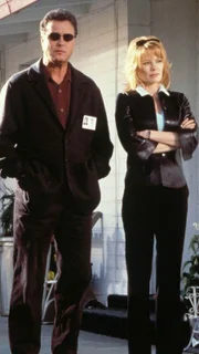 Ein Hund hat in der Wüste einen Menschenknochen gefunden. Gil Grissom (William Petersen) und Catherine Willows (Marg Helgenberger) gehen dem mysterösen Fund nach.