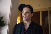 Nach einer Idee von Harald Schmidt Tristan (Lukas Rüppel) kann es nicht fassen: Er hat so großartige Ideen für die Modernisierung des Verlags und trotzdem dreht sein Vater ihm den Geldhahn zu!