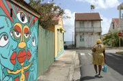Bunte Vielfalt: Guadeloupe ist eine farbenfrohe Inselwelt – und dabei Teil des EU-Binnenmarktes. Bezahlt wird in dem französischen Überseedepartement mit EURO.