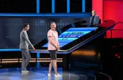 ARD GEFRAGT - GEJAGT FOLGE 760, "Alexander Bommes präsentiert beliebtes Quizformat". Moderator Alexander Bommes (l.) mit dem Kandidaten Marcel Wißkamp (M.) und dem Jäger Klaus Otto Nagorsnik.