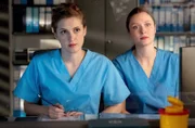 Viktoria Stadler (Isabella Krieger, r.) und Elly Winter (Juliane Fisch, l.) haben ein waches Auge auf ihre Patientin.