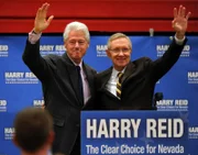 Der ehemalige US-Präsident Bill Clinton (L) unterstützt den Senator von Nevada, Harry Reid (R), während einer Wahlkampfveranstaltung vor den Vorwahlen in der Valley High School in Las Vegas am 12. Oktober 2010.  Senator Reid befindet sich im Vorfeld der Zwischenwahlen am 2. November in einem engen Kampf mit der Republikanerin Sharron Angle in den Umfragen.