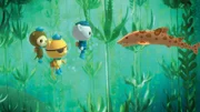 (V.li.) Sebastian, Kwasi und Peso begeben sich in den gefährlichen Kelpwald, um das verlorengegangene Mini-U-Boot zu suchen. Dort treffen sie auf einen Schwellhai.