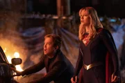 Mxyzptlk (Thomas Lennon, l.); Kara alias Supergirl (Melissa Benoist, r.)