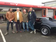 Treffen Sie Auto-Enthusiasten und TV-Moderator Tim Shaw und Meistermechaniker Fuzz Townshend, wie sie sich zusammenschließen, um rostige klassische Fahrzeuge aus ihren Garagengefängnissen zu retten.