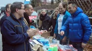 Armin (49, 2.v.re.) sitzt in der Klemme. Der gelernte KFZ-Mechaniker hat sich seinen Keller, die Garage und eine riesige Lagerhalle mit Restposten vollgestellt. Die minderwertige Ware ist nur schlecht verkäuflich, so dass Armin die Lagerräume nicht leer kriegt. Der 49-jährige Händler kauft also mehr Ware an als er letztendlich verkaufen kann. Trödelprofi Mauro Corradino (re.) übernimmt diesen Auftrag.