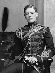 Winston Churchill in der Militäruniform eines Husaren im Jahr 1895, im Alter von 21 Jahren.