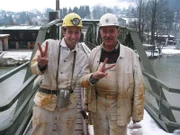 Willi im Salzbergwerk. Er fährt mit Georg in einen Schacht, um Sprenglöcher zu bohren.