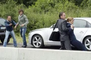 Als der Unfallbeteiligte Soldan Bartics (Mario Irrek, 2.v.re.) Semir (Erdogan Atalay, li.) und Ben (Tom Beck) sieht, nimmt er eine junge Frau (Isabell Hertel) als Geisel und zieht sie über die stark befahrene Autobahn...