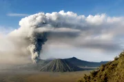 Rauchschwaden steigen aus dem Krater des Vulkans Bromo im Osten der Insel Java. Etwa alle fünf Jahre erwarten die Einwohner einen Vulkanausbruch.