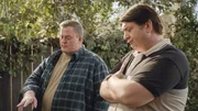 Während sich ihre Frauen wegen des neuen Hundes der Sparks streiten, hoffen Herschel (Billy Gardell, l.) und George Sr. (Lance Barber, r.) auf eine schnelle Lösung des Problems. Während sich ihre Frauen wegen des neuen Hundes der Sparks streiten, hoffen Herschel (Billy Gardell, l.) und George Sr. (Lance Barber, r.) auf eine schnelle Lösung des Problems.