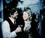 John (Ralph Waite, l.) hat sich für Olivia (Michael Learned, r.) eine ganz besondere Überraschung ausgedacht.