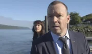 Ein Serienkiller bedroht Danny (Donnie Wahlberg, vorne) und seine Familie. Als Danny und Baez (Marisa Ramirez, hinten) auf einem Boot nach ihm suchen, kommt es zu einer Explosion ...
