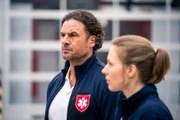 Rettungsstellenleiter Sebastian Weber (Stephan Luca, l.) war nicht nur der Chef des Mordopfers, er ist auch mit der Kollegin Martina Jessing (Anna Brüggemann, r.) verlobt.