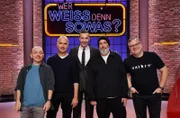 Moderator Kai Pflaume (mi.) und seine Rateteam-Kapitäne Bernhard Hoëcker (li.) und Elton (re.) begrüßen in dieser Sendung den Schauspieler und Komiker, Christoph Maria Herbst (2.v.l.) und den Komiker und Kabarettisten, Torsten Sträter (2.v.r.).