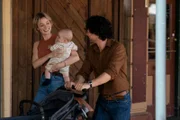 Mandy Bond (Bella Heathcote), Baby Liam und Martin Scarsden (Luke Arnold)
