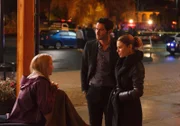 Chloe Dancer (Lauren German), Lucifer (Tom Ellis) sprechen mit einer Zeugin. +++ Die Verwendung des sendungsbezogenen Materials ist nur mit dem Hinweis und Verlinkung auf RTL+ gestattet.