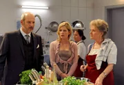 ARD STURM DER LIEBE FOLGE 1212, am Freitag um 15:10 Uhr im ERSTEN. Götz (Andreas Borcherding, l.) stellt Lena (Johanna Bönninghaus, M.) vor Hildegard (Antje Hagen, r.) bloß.