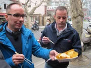 Küchenchef Christian Jüngling und Food & Beverage Manager Thomas Krobath in der Innenstadt Shanghai's. Dort wollen sie heute dem Geheimnis der Dumplings auf die Spur kommen.