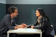 Clemens (Falk-Willy Wild, l.) macht Susann (Elisabeth Lanz, r.) klar, dass er lieber im Knast bleibt, als Roman das Kontorhaus für die fällige Kaution zu verkaufen.