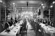 Eine geschlossene Gesellschaft im Restaurant des Beau Rivage.