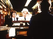 Jonathan (Michael Landon, l.) und Barabbas (Conrad Janis, M.) begeben sich in die Höhle des Löwen: ein Antiquariat, das Dr. Stone (Anthony Zerbe, r.) verwaltet.