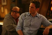 Frank Reynolds (Danny DeVito, l.); Dennis Reynolds (Glenn Howerton, r.)