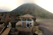 Ein Tempel am Fuße des Vulkans Bromo in Indonesien: Die Menschen hier beten darum, dass der Berg ihnen Leben schenkt, anstatt es zu nehmen.