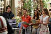 Während Rory (Alexis Bledel, M.) auf einen guten Start an der Yale hofft, muss sich Luke mit einigen Anzugträgern herumärgern ...