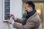 Ferhat (Mehmet Kucak) und Paco ahnen nicht, dass sie ein Date miteinander haben.
