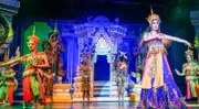 Ladyboys in Kostümen bei einer Travestieshow im Aphrodite Cabaret in Phuket, wo die Passagiere Scarlett und Matthias mit Hilfe ihres Guides auch hinter die Kulissen schauen dürfen.