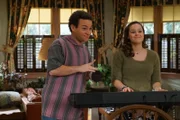 Barry Goldberg (Troy Gentile, l.); Erica Goldberg (Hayley Orrantia, r.)