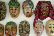Tausende Fastnachtsmasken hat Maskenschnitzer Hans-Georg Benz aus Owingen im Bodenseekreis schon geschnitzt.