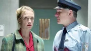 Simone (Susanne Schlenzig) hat einen weiteren Albtraum: Trotz Entlassungsschein wird sie von dem ermordeten Baumann (Armin Dallapiccola) daran gehindert, Reutlitz zu verlassen...