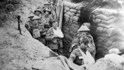 Das Foto zeigt verwundete britische Soldaten der 27. Brigade, 9. Division, in einem Schützengraben an einem Hilfsposten des Regiments in der Nähe des Outtersteene-Kamms.
