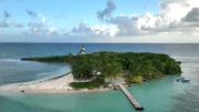 Weiße Strände, grüne Palmen, türkisfarbenes Wasser: Auf Guadeloupe finden sich alle Karibik-Klischees, die Inselgruppe gehört zu den französischen Antillen.