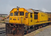 Die Lok 1034 wartet auf die Abfahrt; Während die Zuggäste auf Entdeckungstour sind, wird im Zug alles für die Abfahrt klar gemacht, denn am heutigen Abend geht’s los.