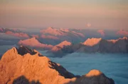Alpenpanorama am Gipfel mit Mond.