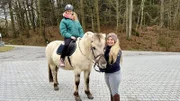Auf Fjordpferd Mayla bekommt Nina von Eva (r.) ihre erste Reitstunde. (Eva-Maria Vögl).