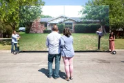 Die große Überraschung steht bevor: Was haben Chip (l.) und Joanna Gaines (r.) wohl aus dem Haus gezaubert?