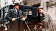 Die Kommissare Max Schreiber (Matthias Komm) und Fritz Kiehl (Christian Clauß) beim Beladen des sogenannten „Mordautos“. Im Wagen ist alles untergebracht, was die Ermittler für eine Tatortsicherung brauchen – vom Pinsel bis zur Fotoausrüstung.