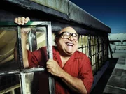 (6. Staffel) - Frank Reynolds (Danny DeVito) ist der juristische Vater von Dennis und Dee, beteuert immer nur das Beste für seine Kinder zu wollen, nutzt sie allerdings ständig aus und spannt sie für seine Zwecke ein ...